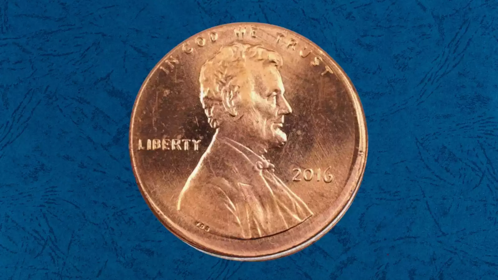 2016 penny off-center strike error showing Lincoln design shifted with blank crescent of unstruck planchet
